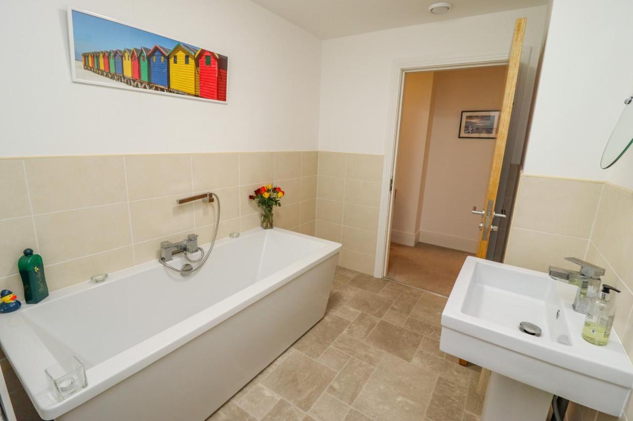 Above & Beyond Appartement Whitby Buitenkant foto